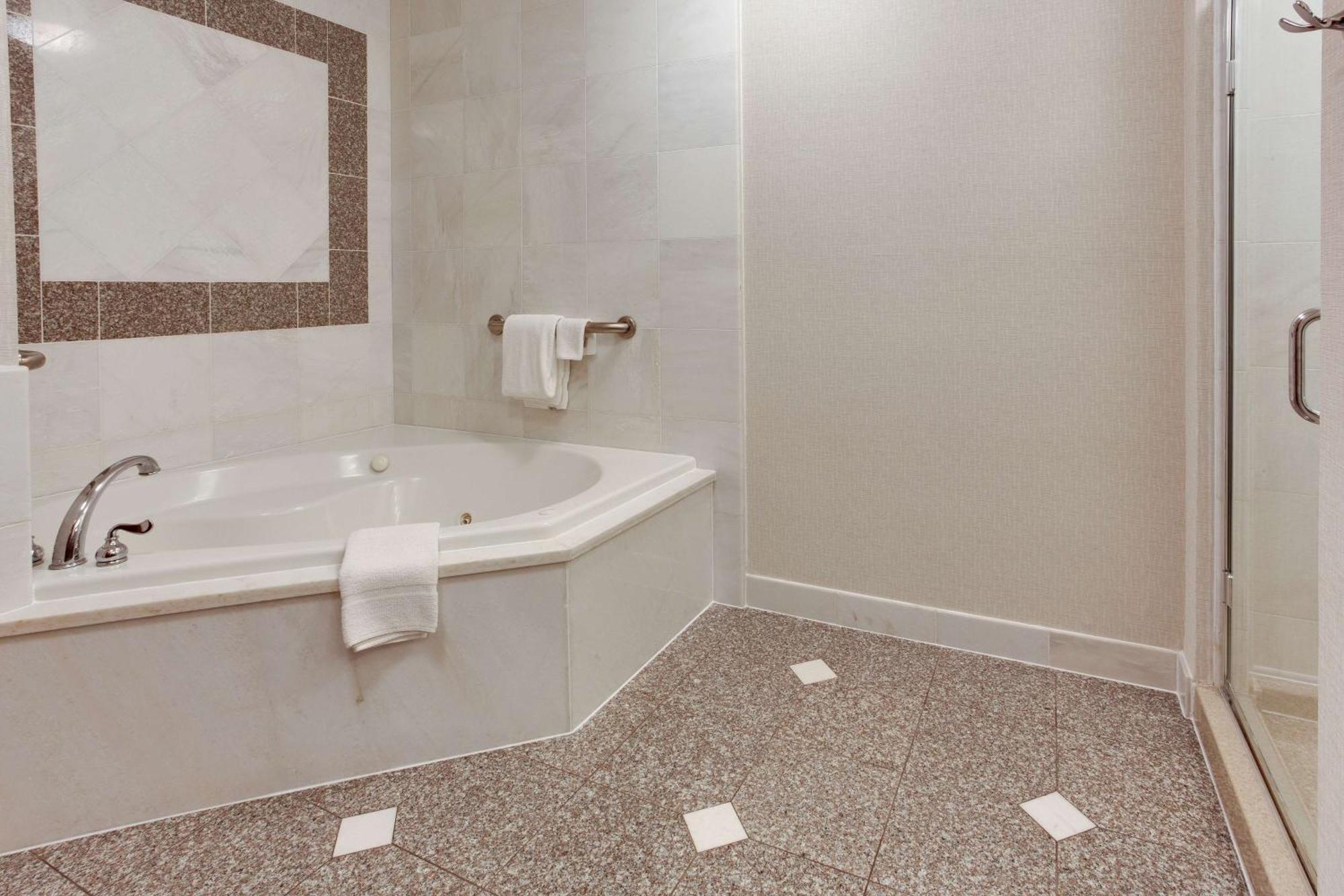 Deluxe King Room Spa Bath,1498908964:JPEG